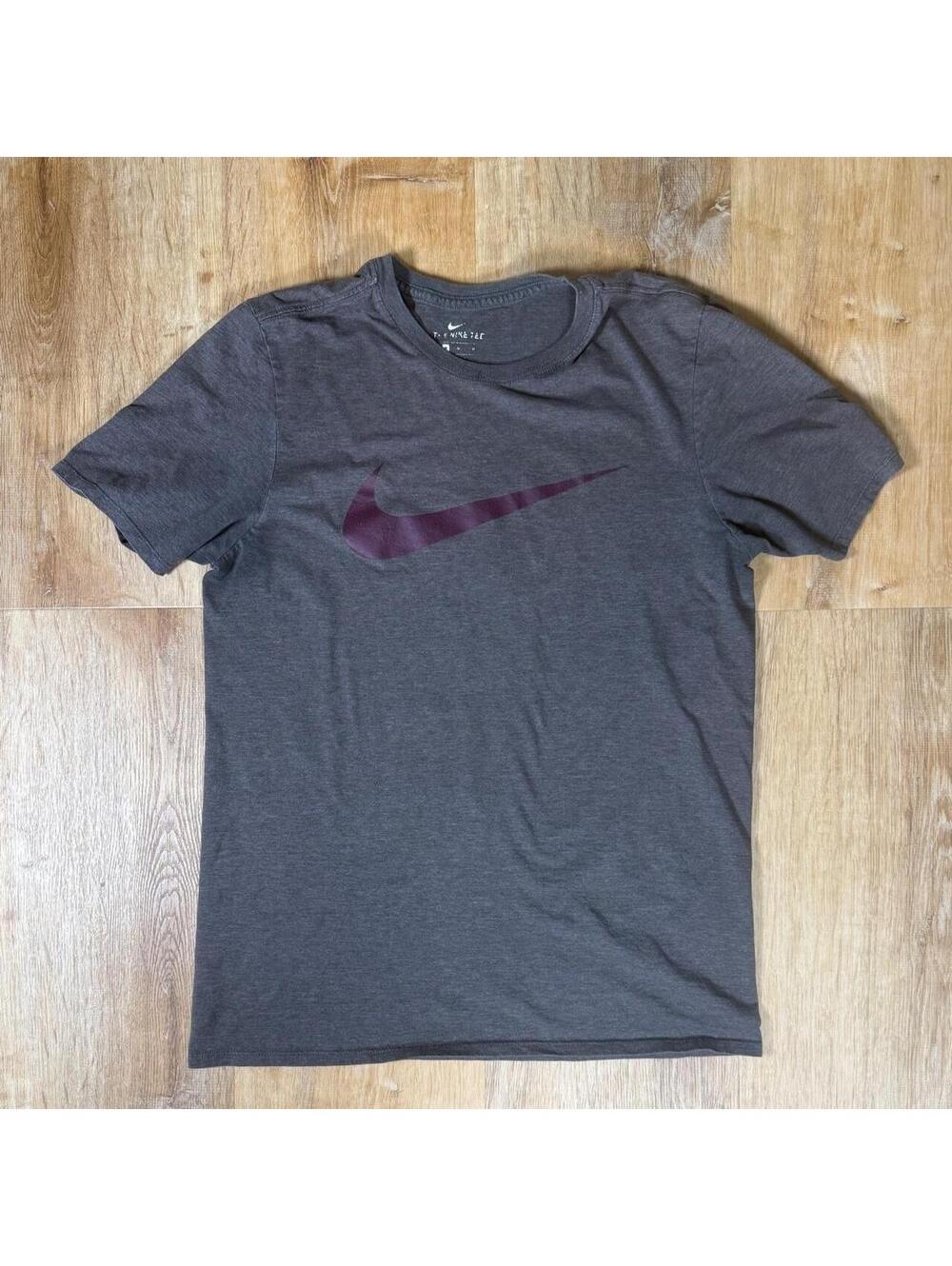 Y2K Nike grey t-shirt with burgundy swoosh. Size Medium.